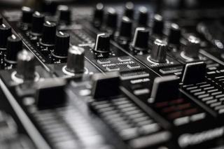 Table de mixage de DJ avec affichage du tempo