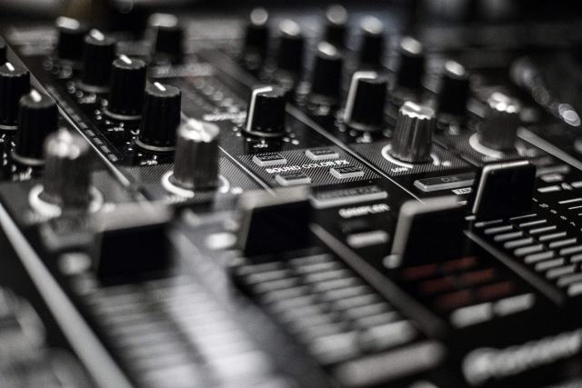 Le BPM de la musique électronique, style par style Table de mixage de DJ avec affichage du tempo