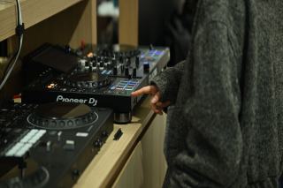 Pioneer DDJ-FLX4 contre Numark Mixtrack Pro FX, lequel prendre pour apprendre à mixer