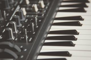 Boutons et clavier d’un synthétiseur