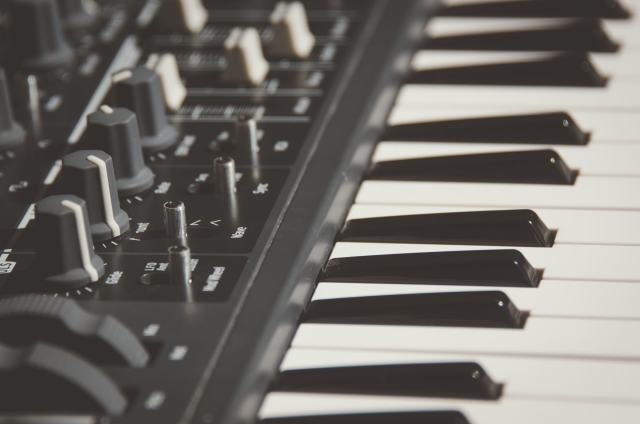 Le fonctionnement d’un synthétiseur expliqué simplement Boutons et clavier d’un synthétiseur