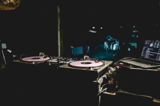 DJ jouant des disques vinyles