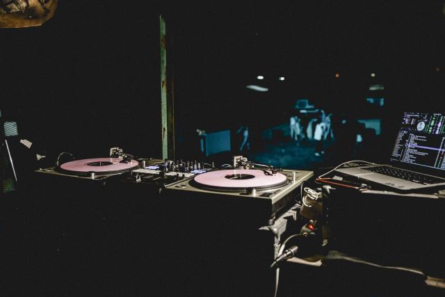 La French touch, la house française qui s’est exportée DJ jouant des disques vinyles