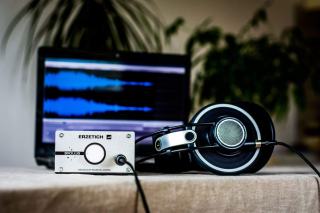 Ordinateur et clavier dans un home studio