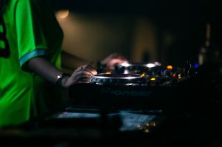 Danseurs sur une piste de musique techno