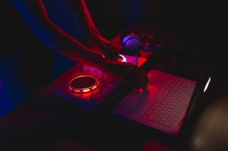 DJ mixant dans un club de techno